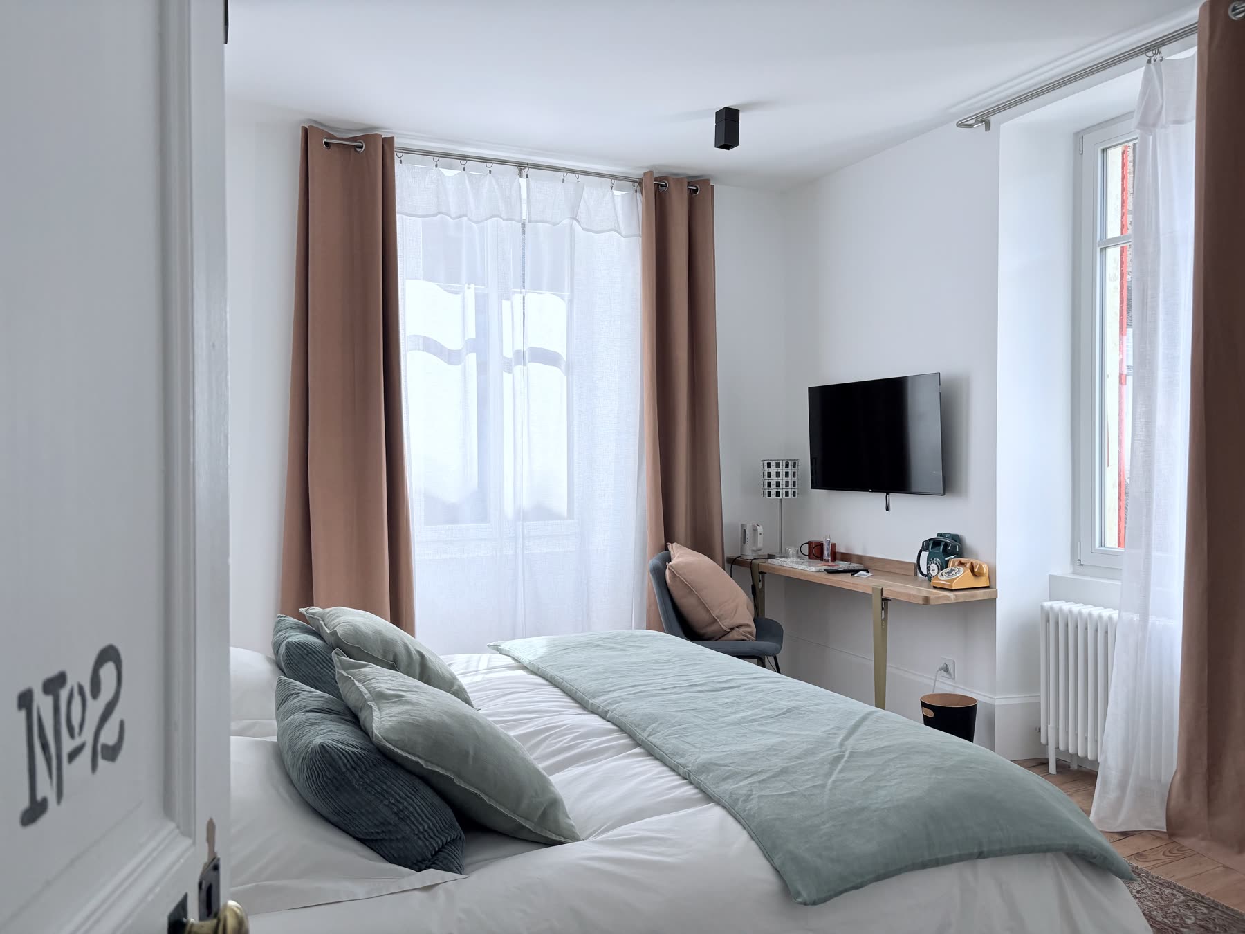 Chambre n°2 — tweed et bois