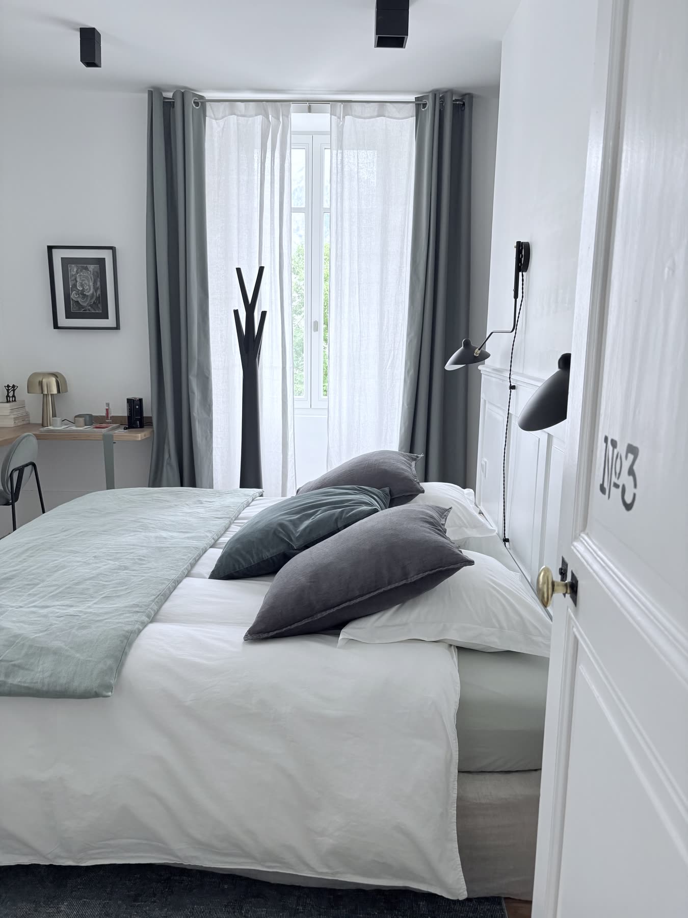 Chambre n°3 — sauge et lumière