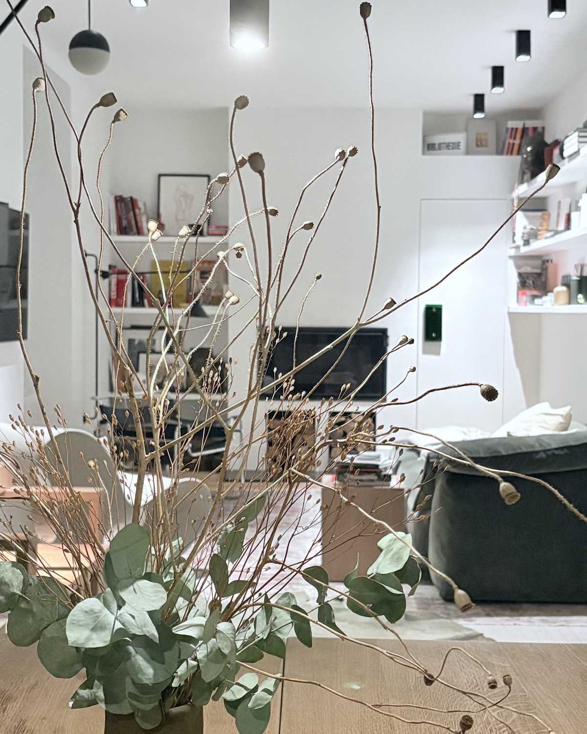 Bouquet de fleurs séchées devant le séjour de la Maison Bo Terra