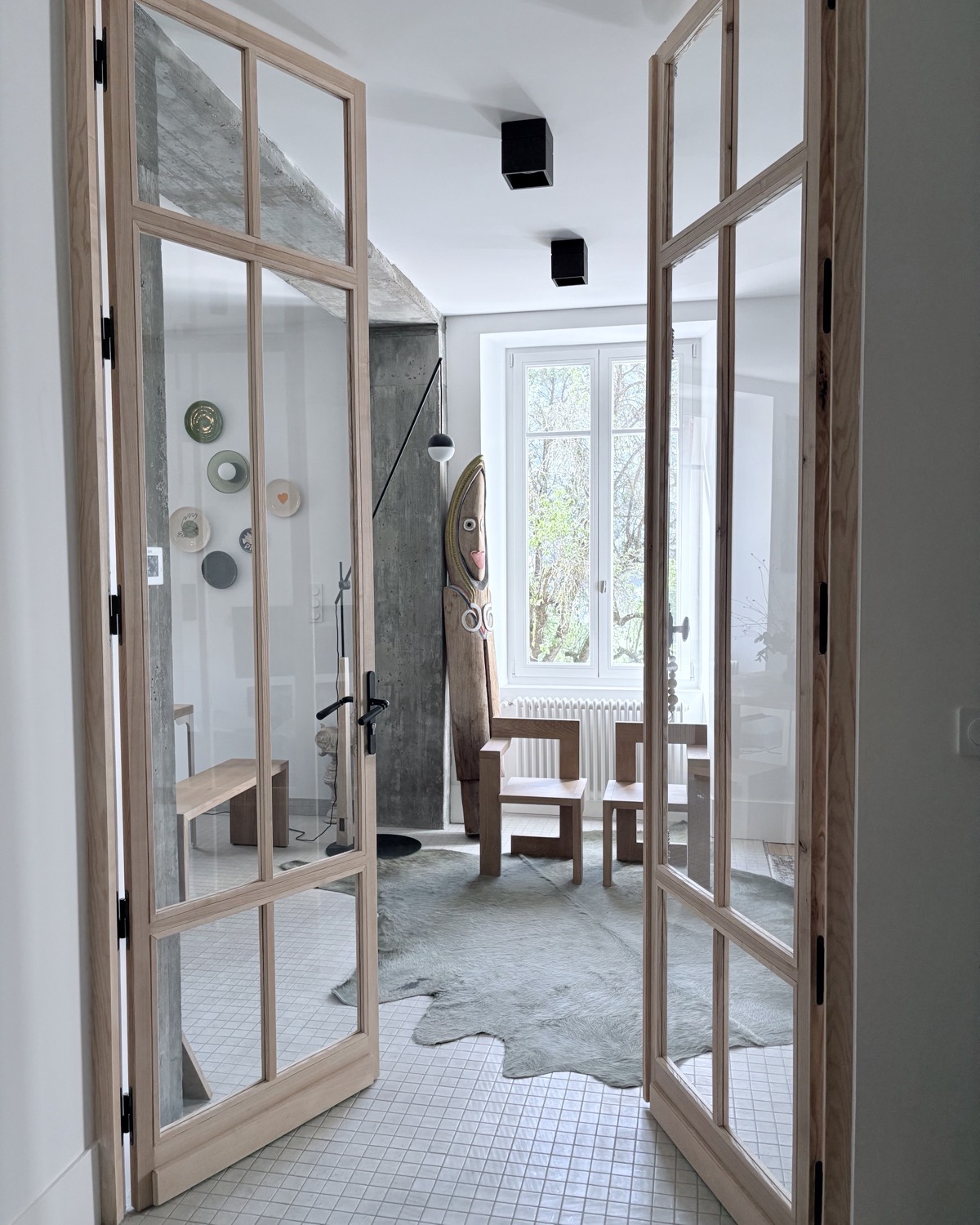 Portes vitrées ouvertes sur une pièce de la Maison Bo Terra