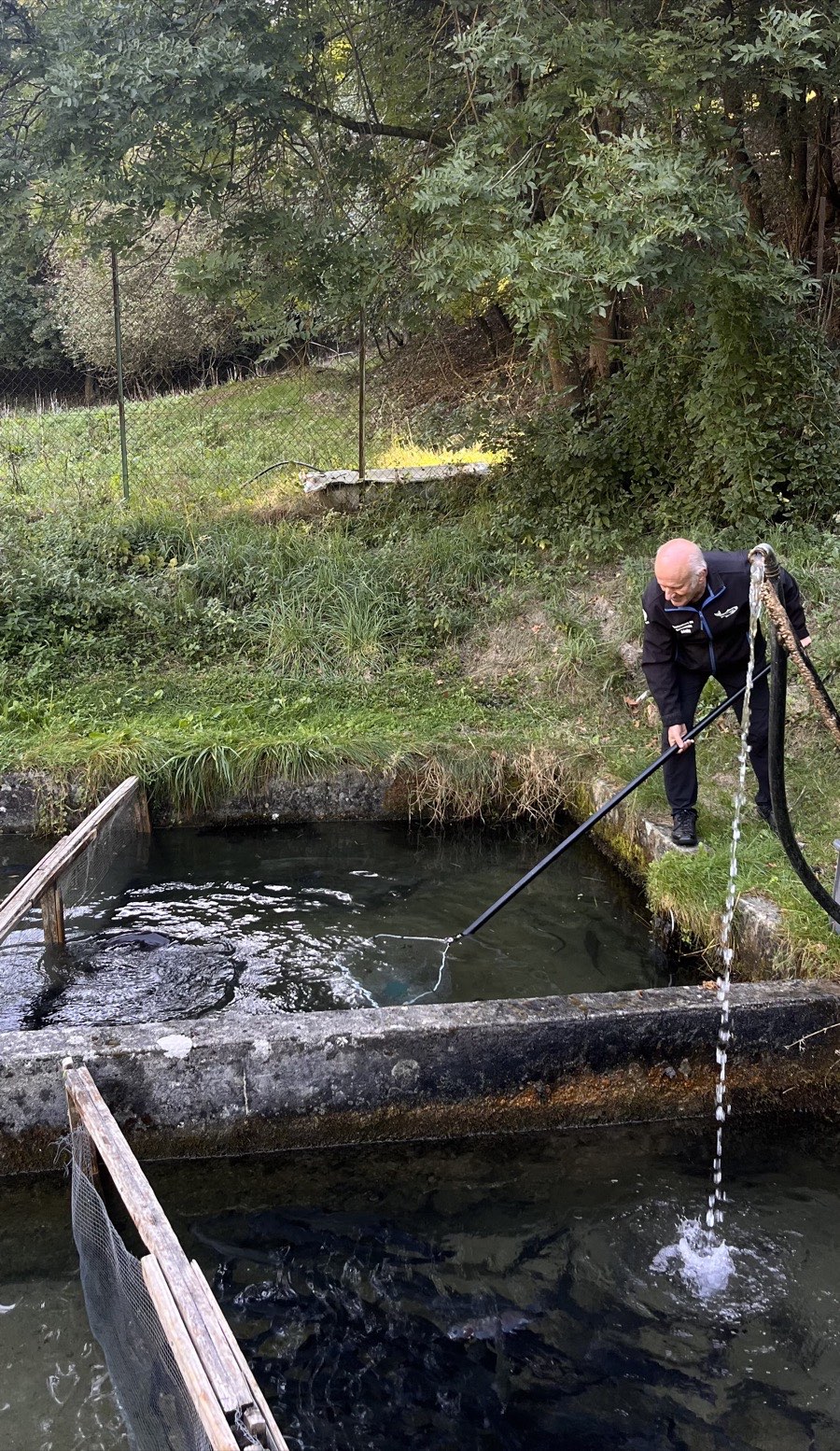Viskweker van de Pisciculture du Valbonnais bij de forellenvijvers