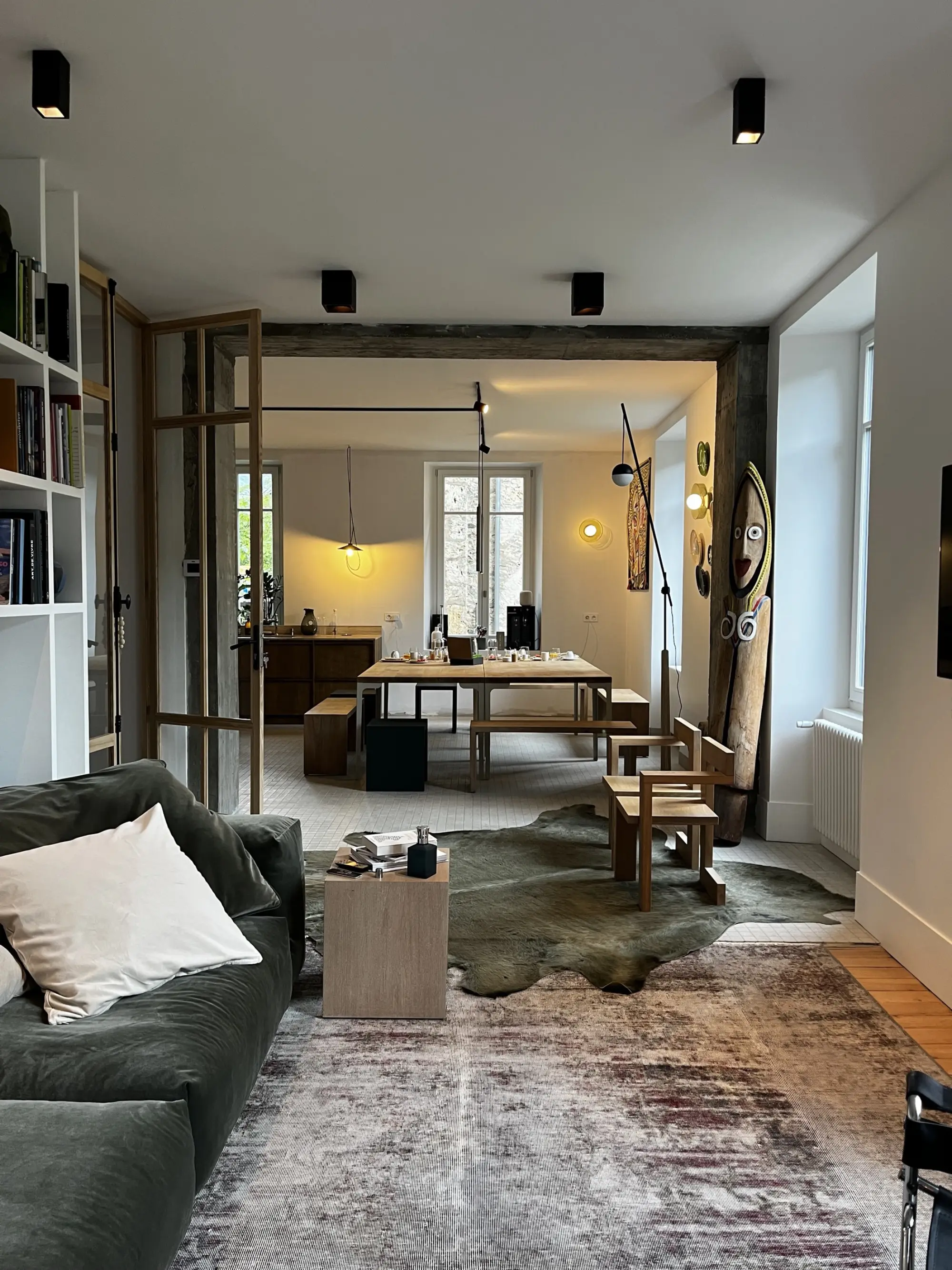 Betonnen boog en eetkamer van Maison Bo Terra