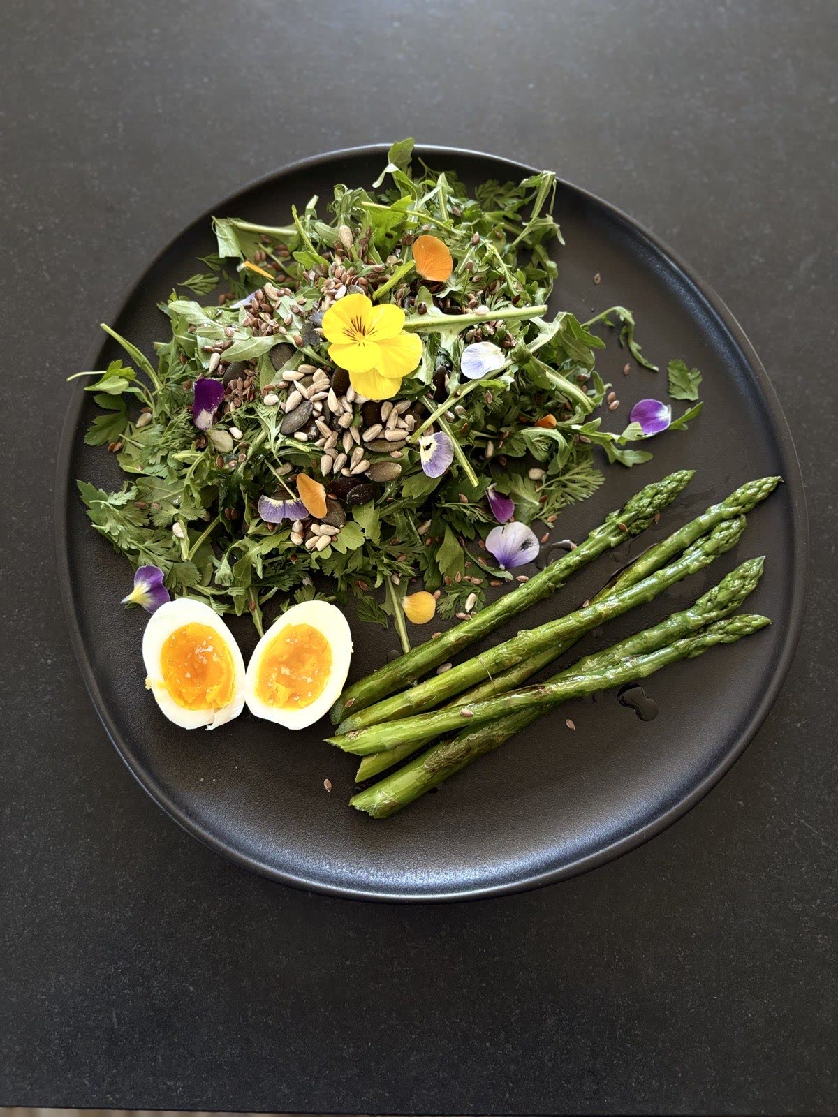 Salade composée et asperges préparées pour la table d'hôte